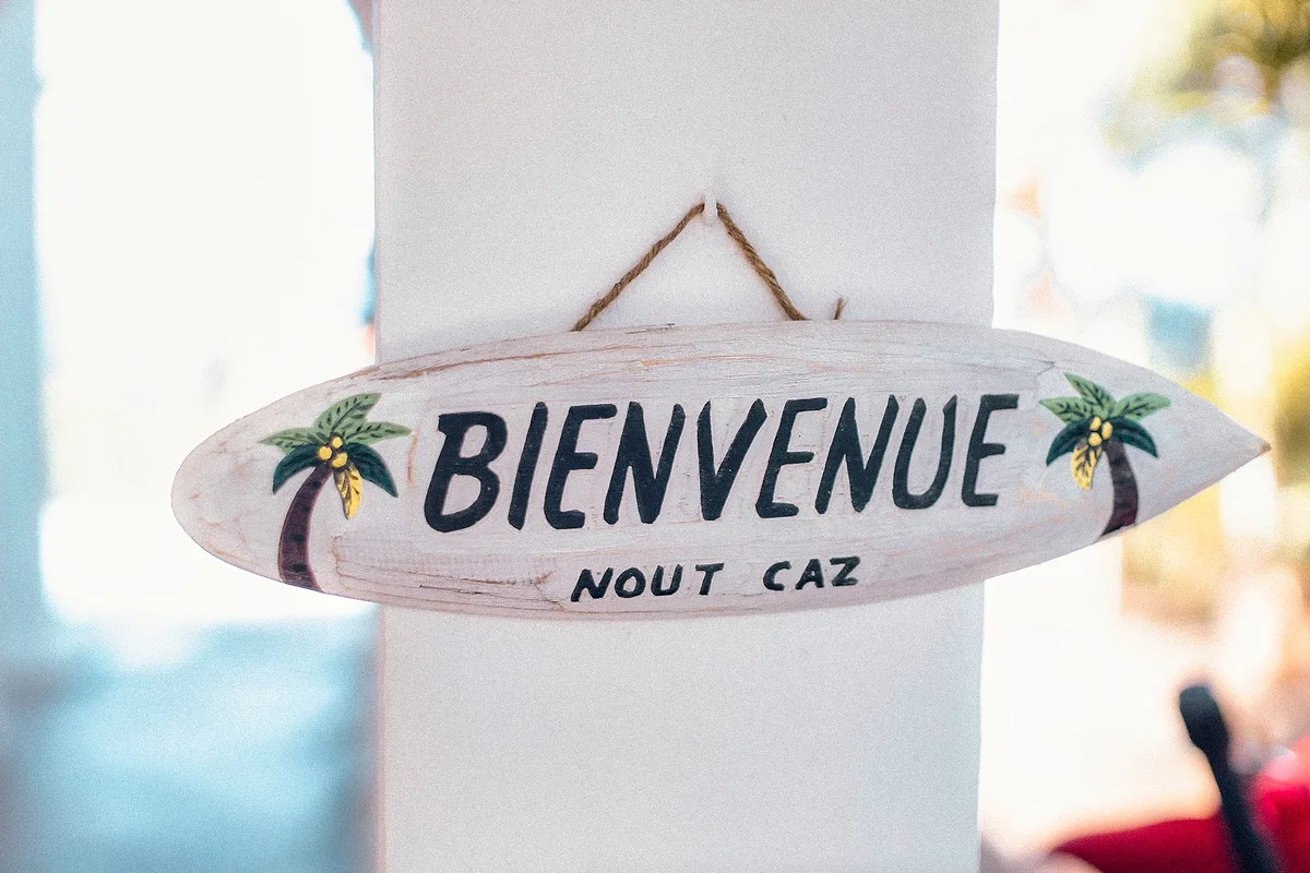 La pancarte « Bienvenue nout caz » à l'entrée de La Plantation