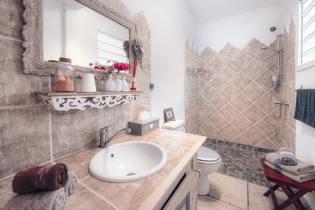 La salle de bains de la chambre Créole, avec sa douche à l'italienne