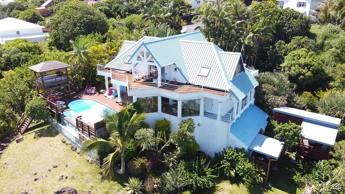 La Plantation vue du ciel : la maison, la piscine, le kiosque et le jardin au-dessus des cannes