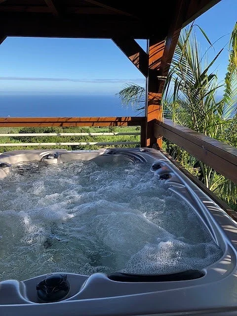 Le jacuzzi en bois sur le kiosque