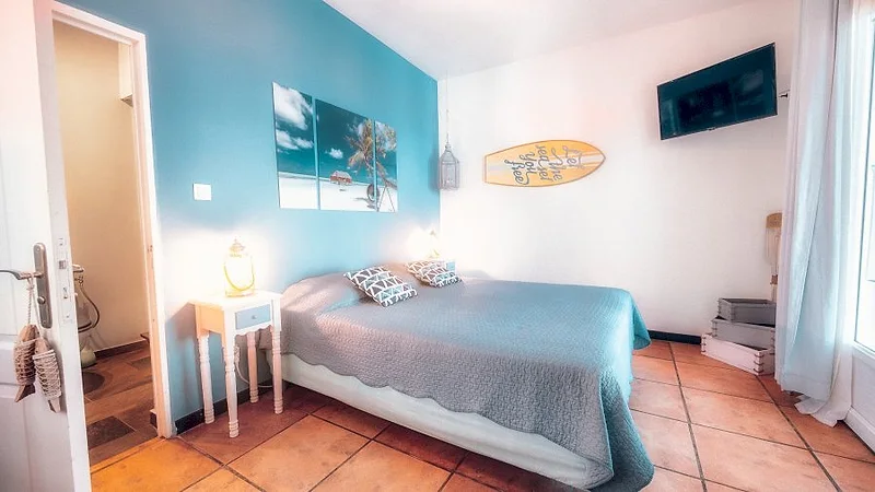 Le lit de la chambre Océane et la terrasse vue mer