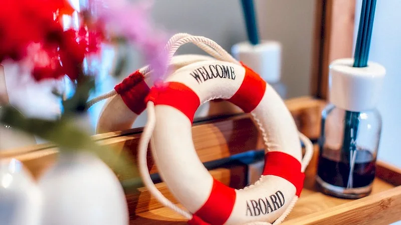 Une bouée « Welcome aboard » dans la chambre Océane