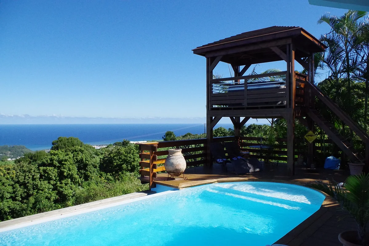 La piscine à débordement de La Plantation, le kiosque du jacuzzi et l'océan Indien