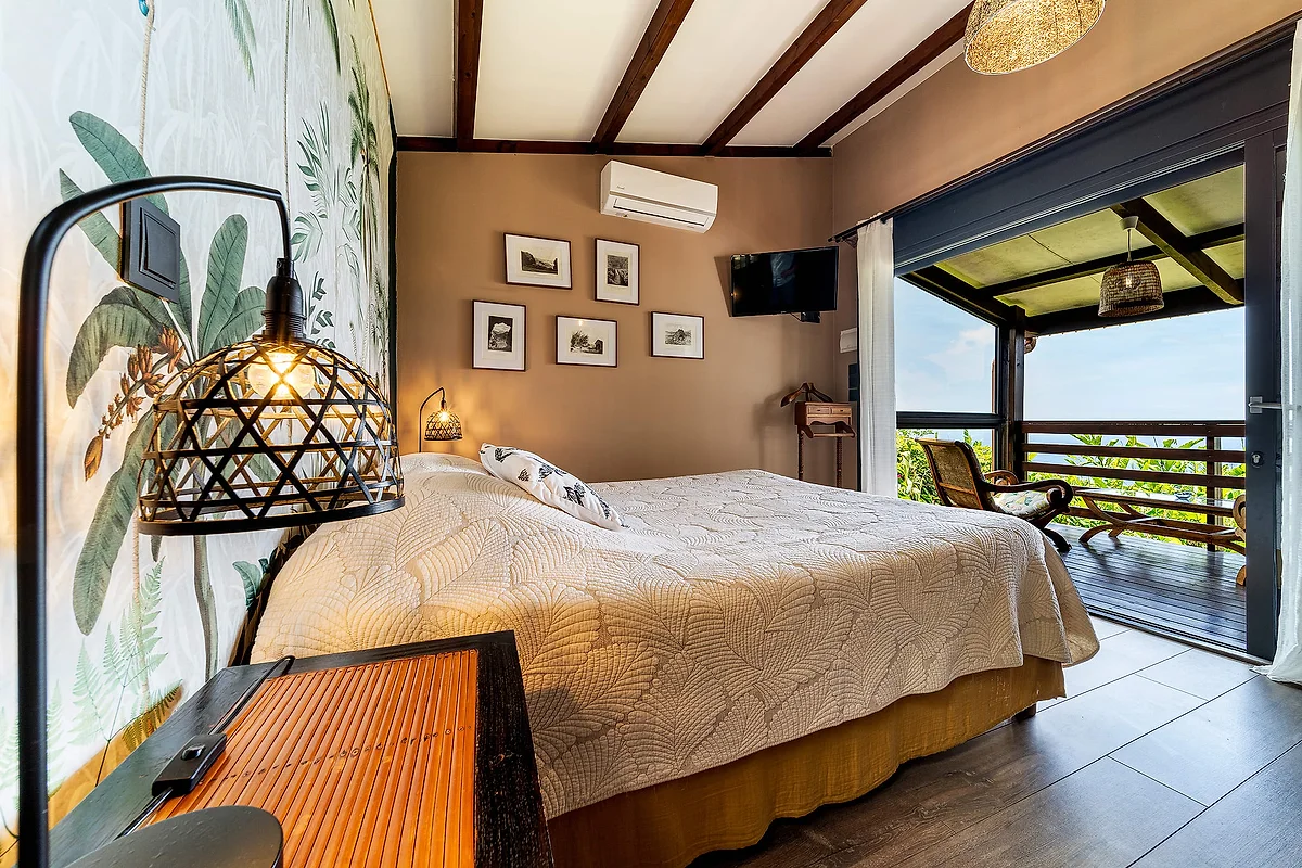 Le bungalow Vacoa, son lit et sa terrasse ouverte