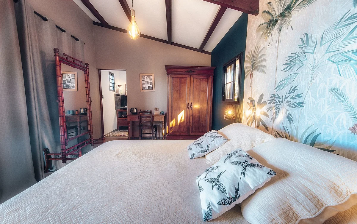 Le grand lit et l'armoire créole du bungalow Vacoa