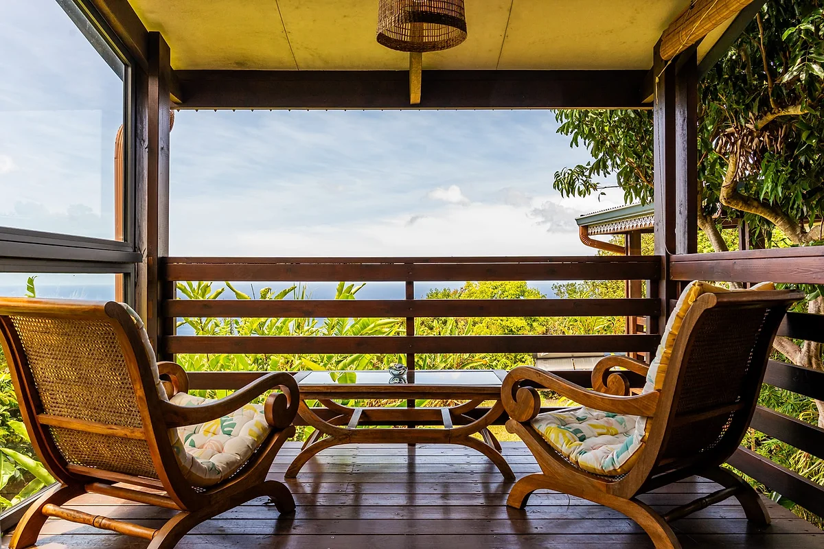 La terrasse du bungalow Vacoa et ses fauteuils créoles, face à l'océan