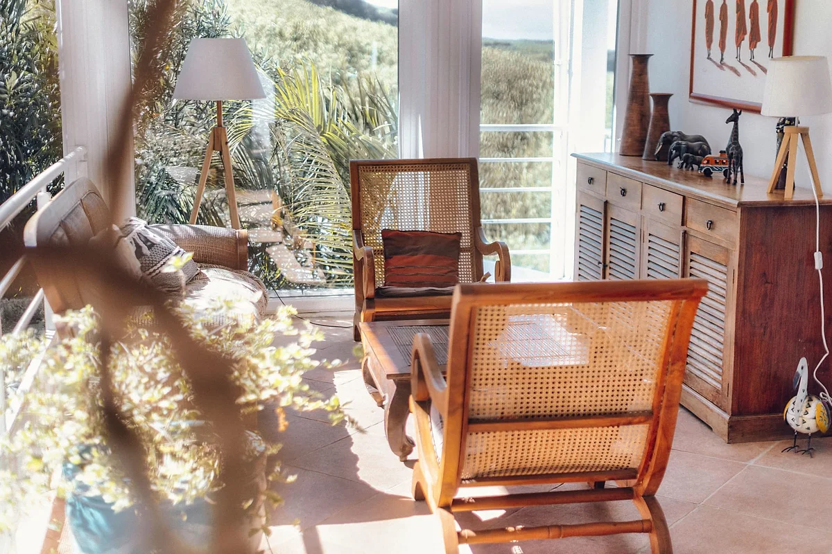 Les fauteuils en rotin de la chambre Volcan
